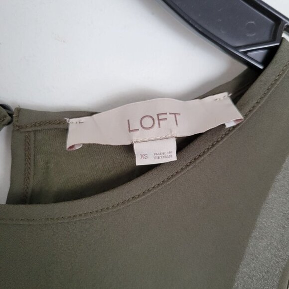 Loft Sleeveless Keyhole Button Back Green Silky Smooth Tank Blouse Top Size XS - Picture 8 of 10